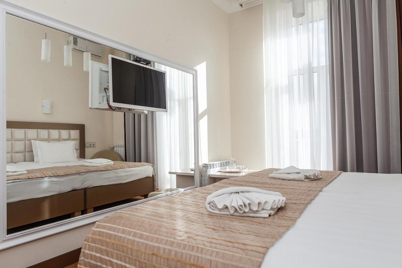 7 Sky On Yevhena Konovaltsia Hotell Kiev Exteriör bild