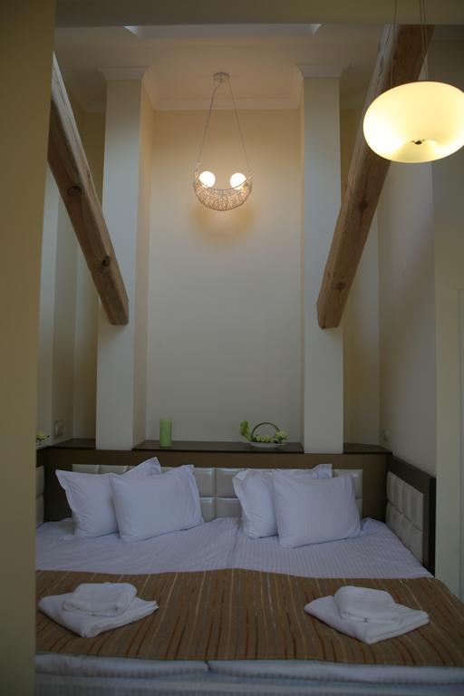 7 Sky On Yevhena Konovaltsia Hotell Kiev Rum bild