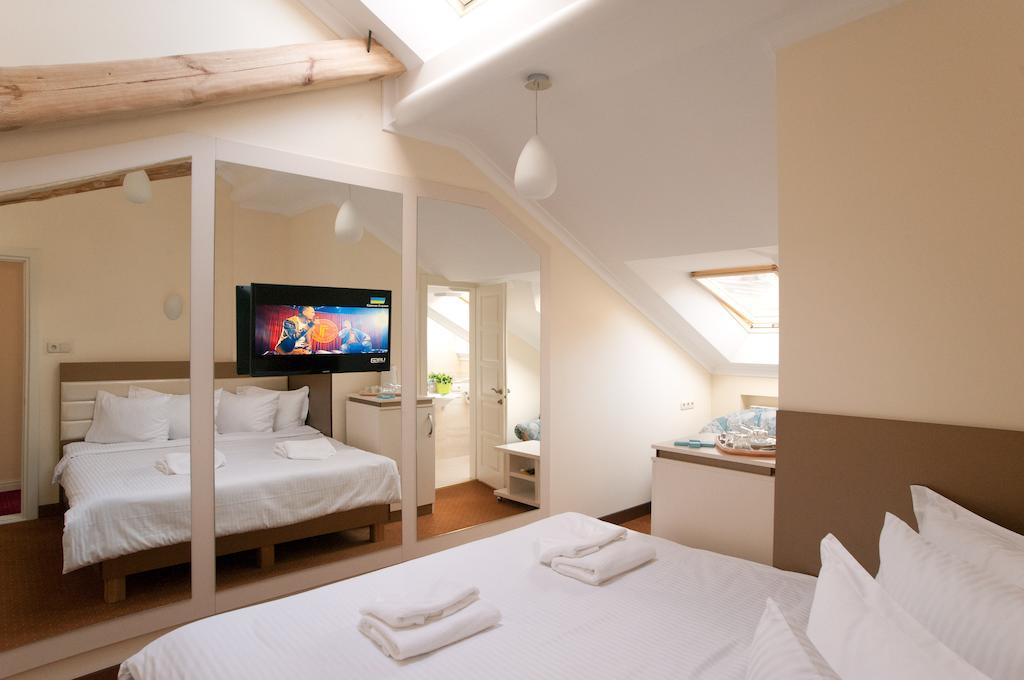 7 Sky On Yevhena Konovaltsia Hotell Kiev Exteriör bild
