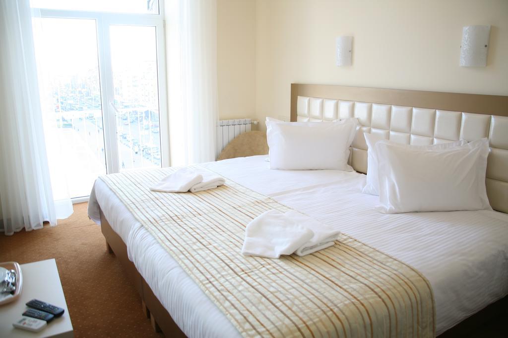 7 Sky On Yevhena Konovaltsia Hotell Kiev Rum bild