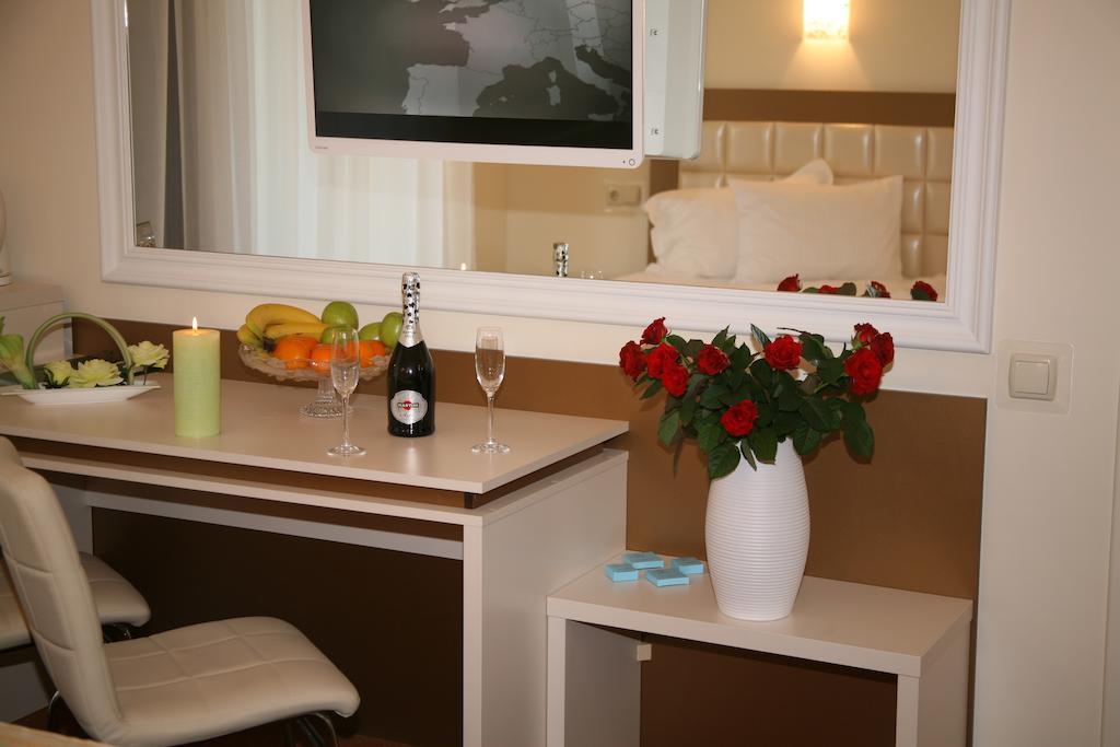 7 Sky On Yevhena Konovaltsia Hotell Kiev Rum bild