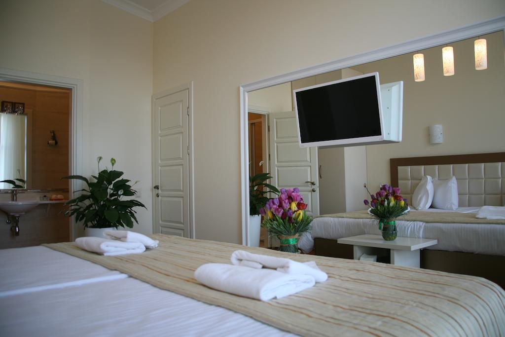 7 Sky On Yevhena Konovaltsia Hotell Kiev Rum bild