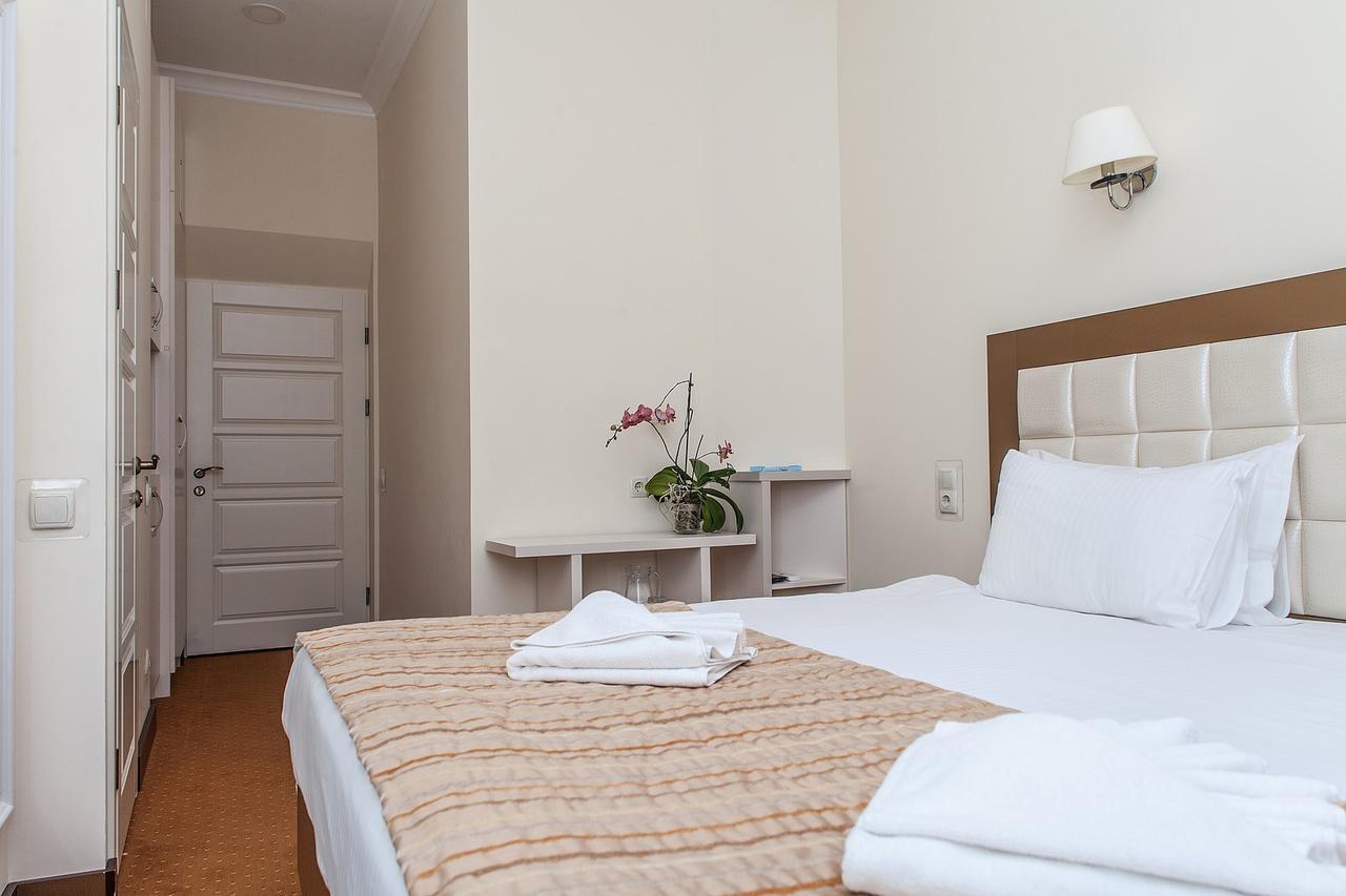 7 Sky On Yevhena Konovaltsia Hotell Kiev Exteriör bild