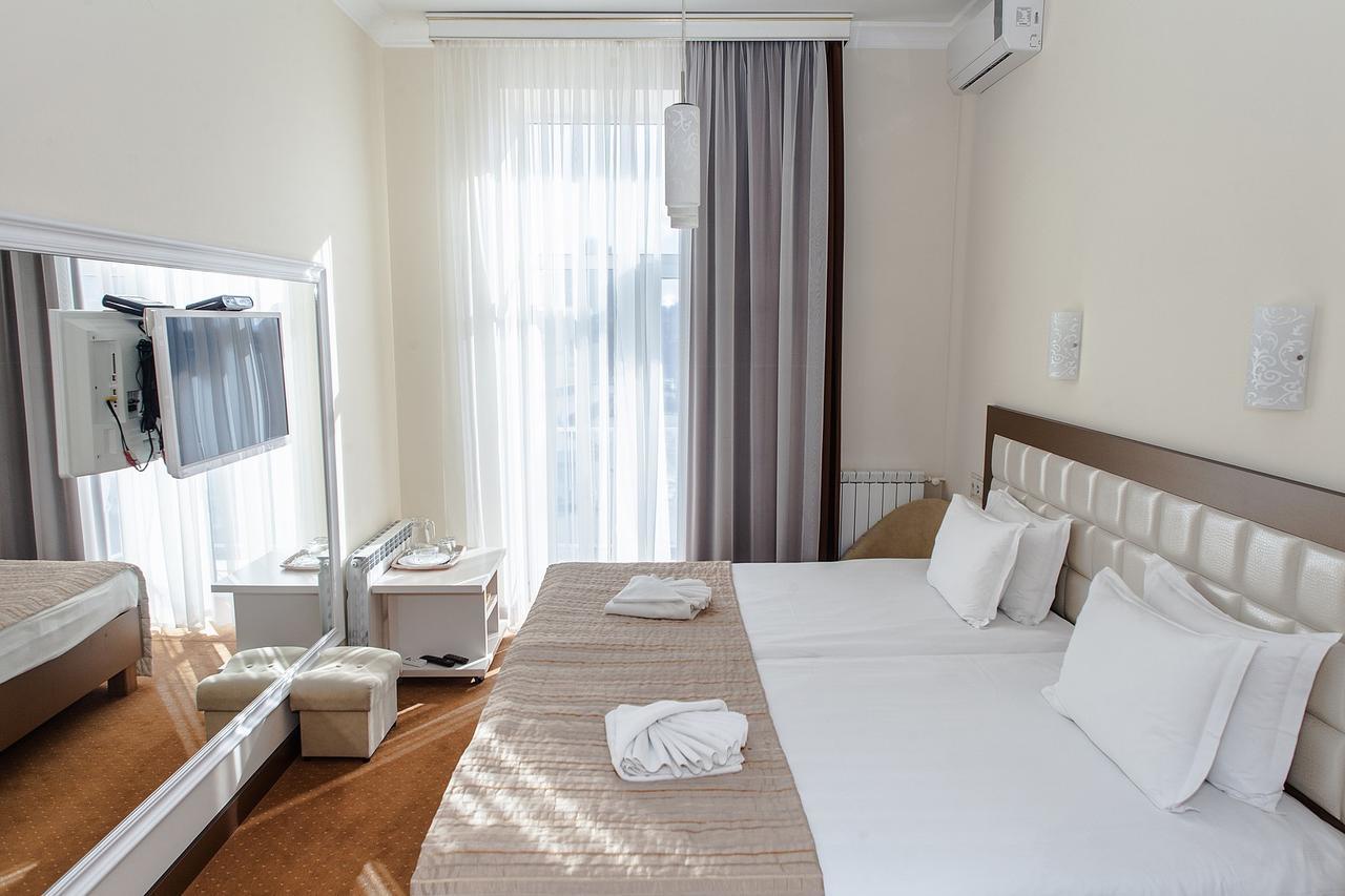 7 Sky On Yevhena Konovaltsia Hotell Kiev Exteriör bild